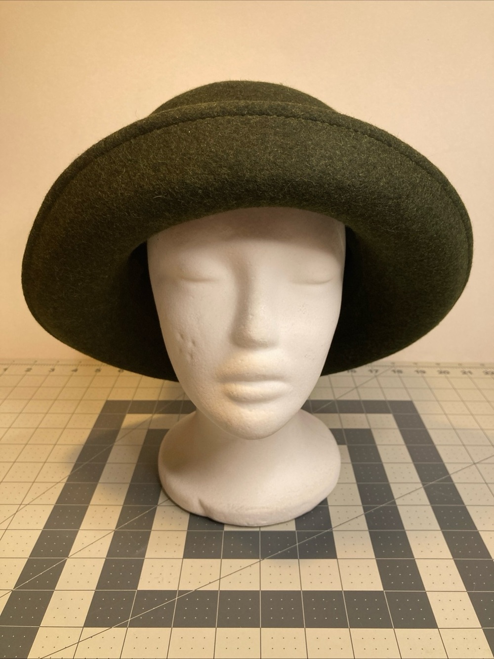 Vintage Betmar New York Womens Green 100% Wool Bucket Hat Rolled Brim